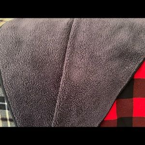 Gently used Uniqulo heat tech blankets